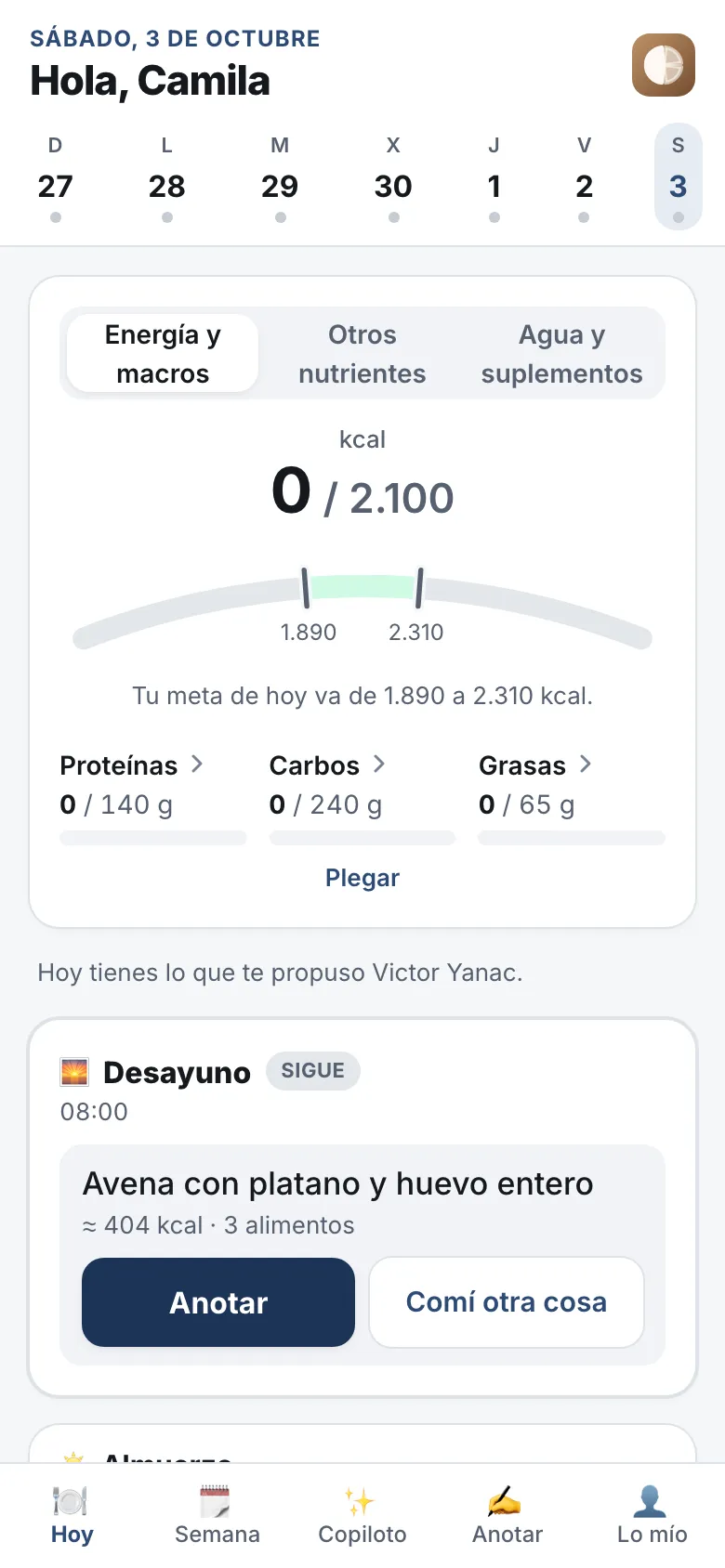 Pantalla Hoy: la meta de 2.100 kcal con proteínas, carbohidratos y grasas, y el desayuno propuesto.